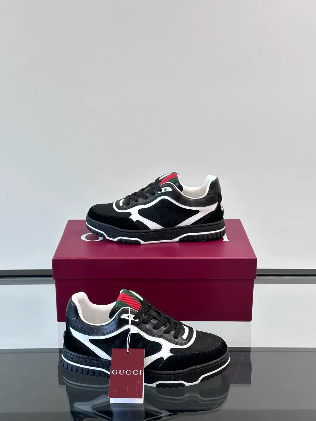 Men's Men's Shoes 💰480 [New Style] 🦨🦨Gucci 𝐆𝐮𝐜𝐜𝐢 𝐑𝐞-𝐖𝐞𝐛 As a sneaker created by Sabato De Sarno for Gucci, the Re-Web series reinterprets the brand's classic stripes, with bold and unique details to set off a modern silhouette design. These shoes are crafted from white leather. This new sneaker is ingeniously decorated with many of the brand's classic details, and is equipped with a bright red and green webbing tongue, which will make people fall in love at first sight. White leather has been specially treated to be soft and shiny, with an embossed grained texture. Script Gucci logo and Interlocking G web label with Interlocking G and script Gucci logo. Rubber outsole with Interlocking G detail eyelets. Web tongue. Size: Female 35-40 (Female 41, 42 customized). Male 38-44 (45, 46 customized)